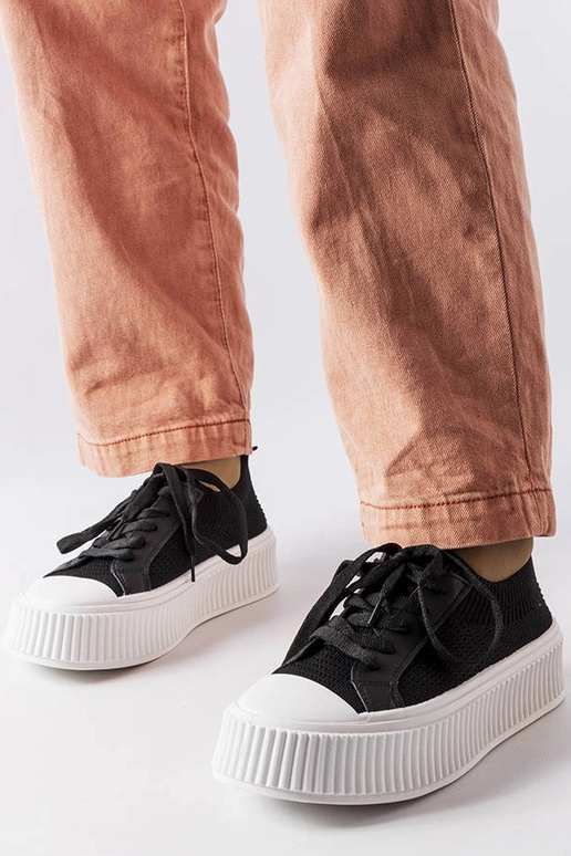 Schwarze Stoff-Sneaker auf der... Schwarze Stoff-Sneaker auf der...