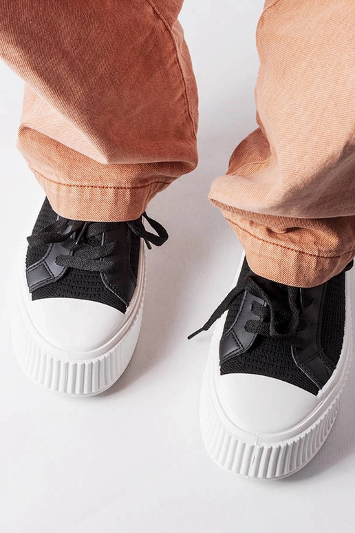 Schwarze Stoff-Sneaker auf der... Schwarze Stoff-Sneaker auf der...