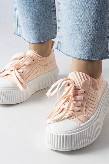 Rosa Stoff-Sneaker auf der...
