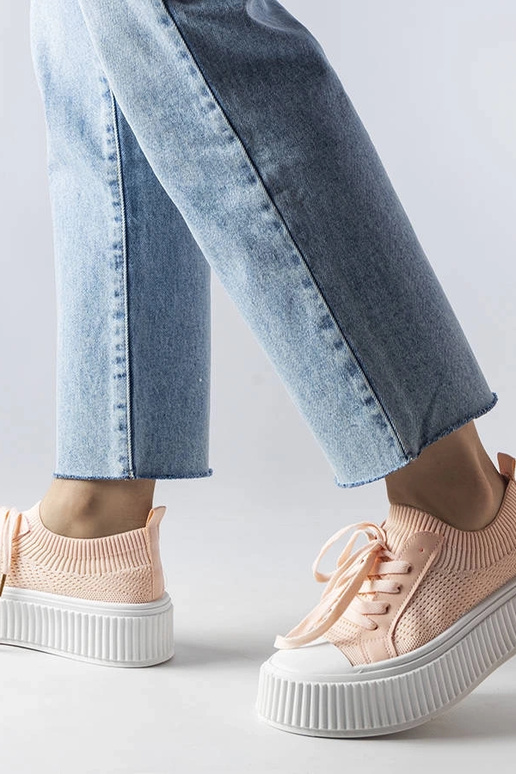 Rosa Stoff-Sneaker auf der... Rosa Stoff-Sneaker auf der...