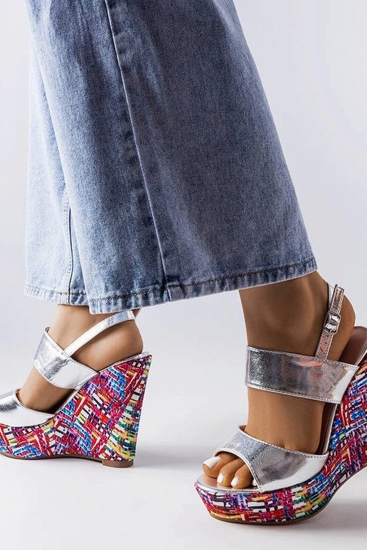 Silberne Sandalen mit verzierten...