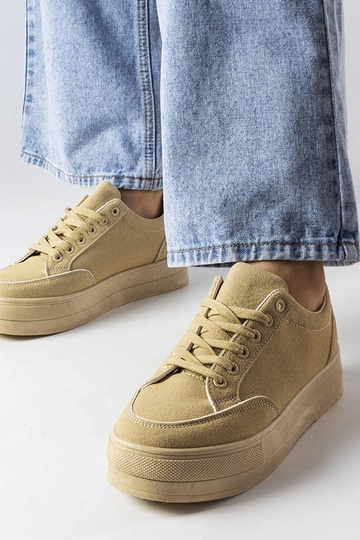 Sandfarbene Sneakers auf...