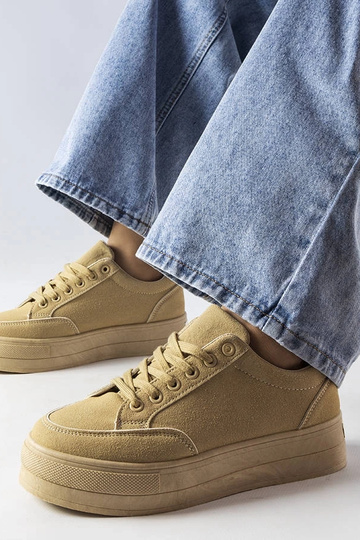 Sandfarbene Sneakers auf... 2