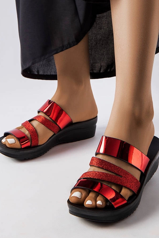 Lolas rote glänzende Flip-Flops