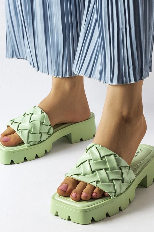 Grüne Flip-Flops mit Traktorsohle von...