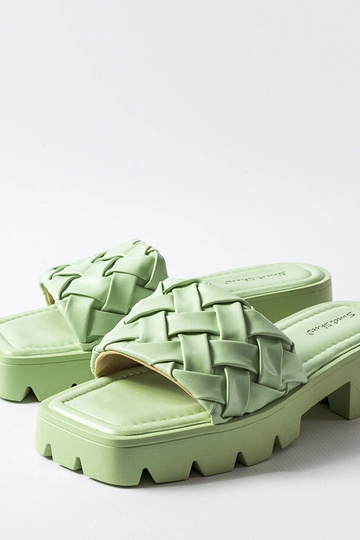 Grüne Flip-Flops mit Traktorsohle von Lora 2