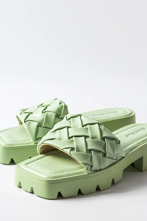 Grüne Flip-Flops mit Traktorsohle von...