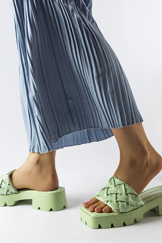 Grüne Flip-Flops mit Traktorsohle von...