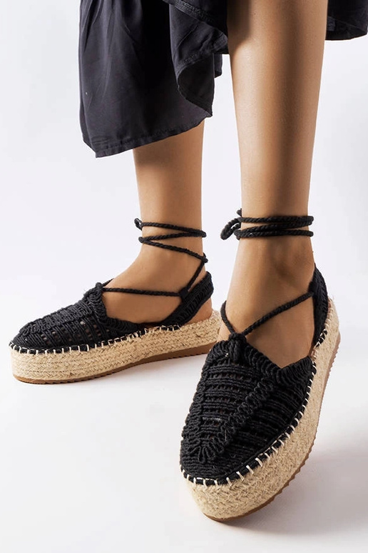 Schwarze Espadrilles zum Schnüren...