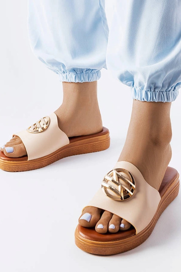 Michelle‘s beige Plateau-Flip-Flops