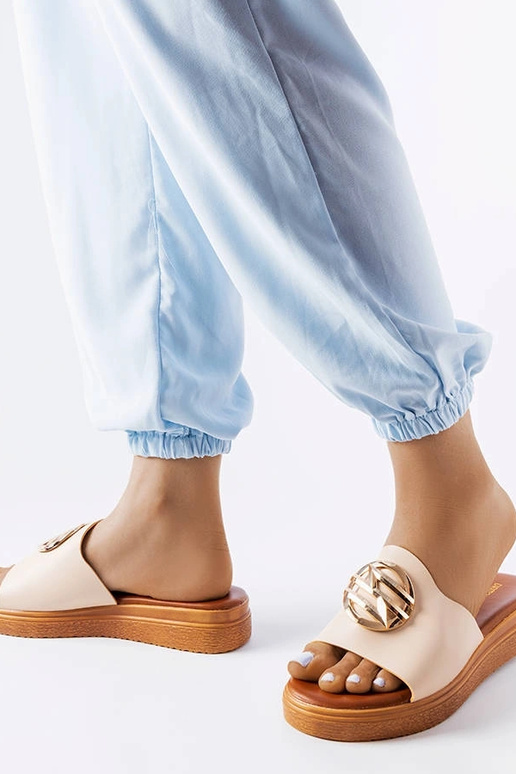 Michelle‘s beige Plateau-Flip-Flops