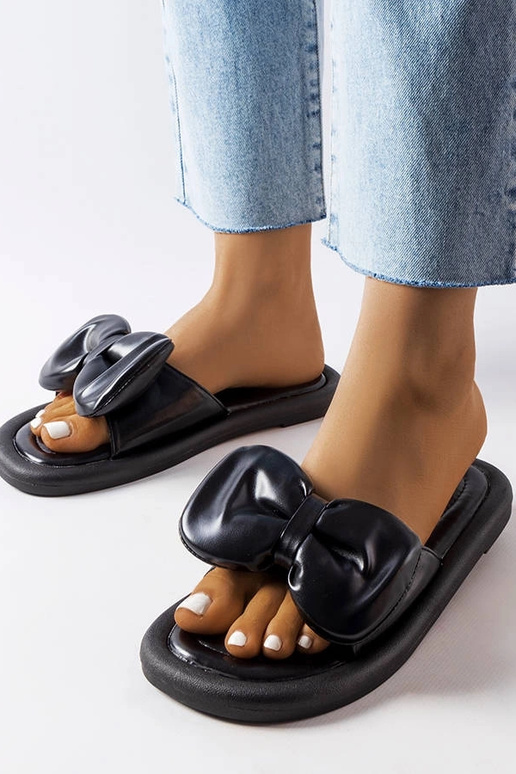 Schwarze Pantoletten mit Schleife...