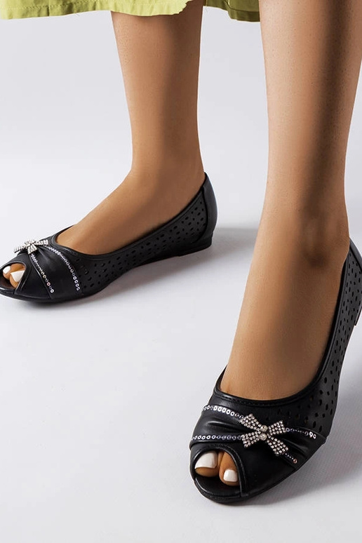 Durchbrochene schwarze Ballerinas mit... Durchbrochene schwarze Ballerinas mit...