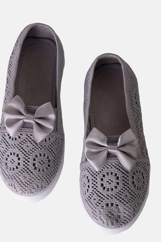 Graue durchbrochene Ballerinas für... Graue durchbrochene Ballerinas für...