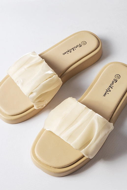 Beige Pantoletten mit Rüschen...