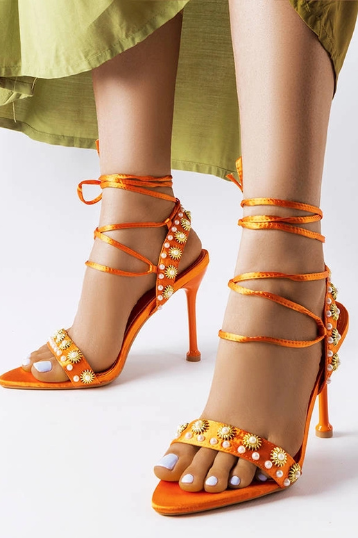 Orangefarbene Sandalen mit Perlen...
