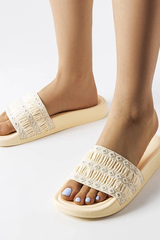 Beige Flip-Flops mit Ernesta-Rüschen...