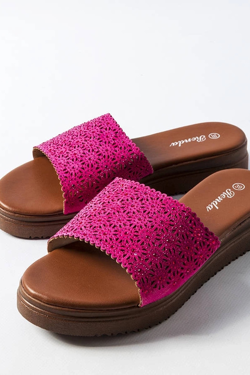 Dunkelrosa durchbrochene Pantoletten...