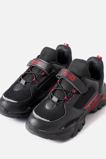 Schwarz-Rote Sportschuhe... 2