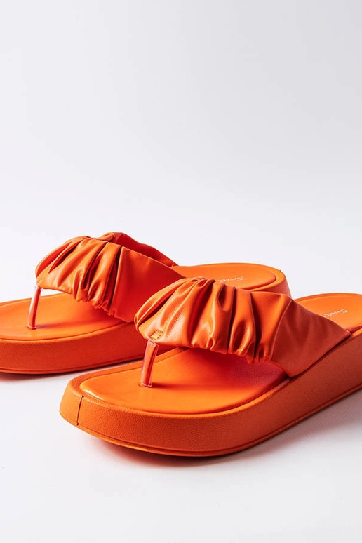 Orange geraffte Flip-Flops „Filena“