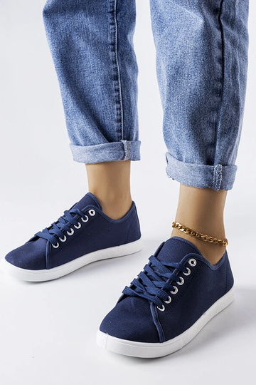 Marineblaue Stoff-Sneakers...
