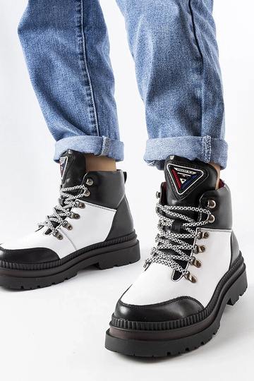 Isolierte Stiefel in Schwarz und Weiß von Solofra