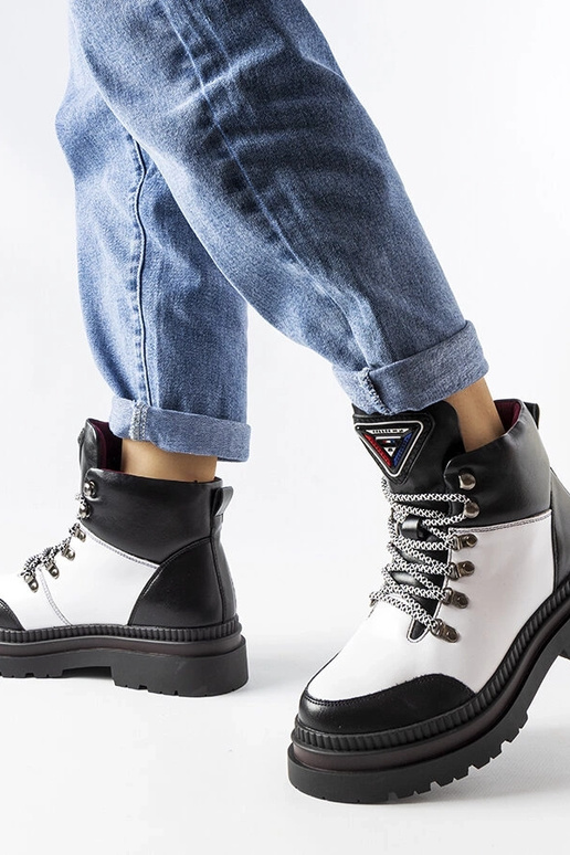 Isolierte Stiefel in Schwarz und Weiß...