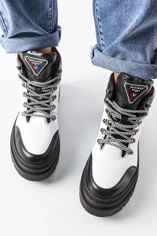 Isolierte Stiefel in Schwarz und Weiß...