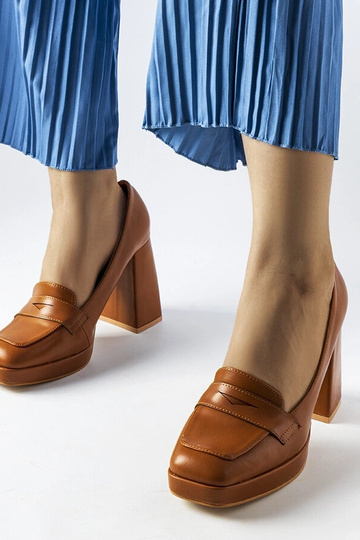 Braune Sandalen mit hohem...