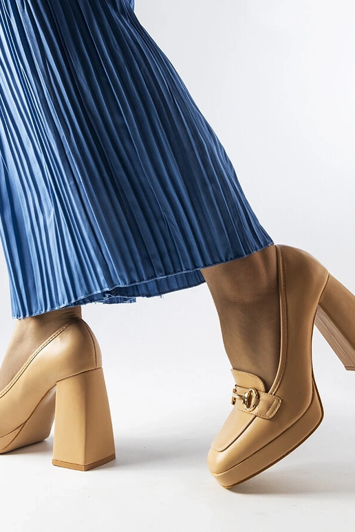 Beige Pumps mit geometrischem Absatz...