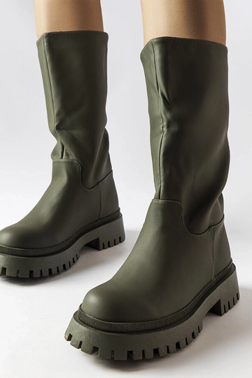 Grüne matte kniehohe...