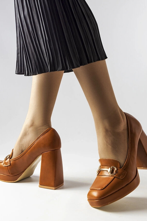 Braune Pumps mit geometrischem Absatz...