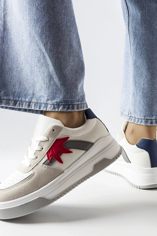 Weiße Sportschuhe mit...