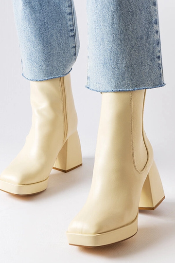 Sandfarbene Stiefel auf...