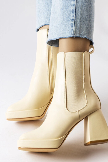 Sandfarbene Stiefel auf... 2