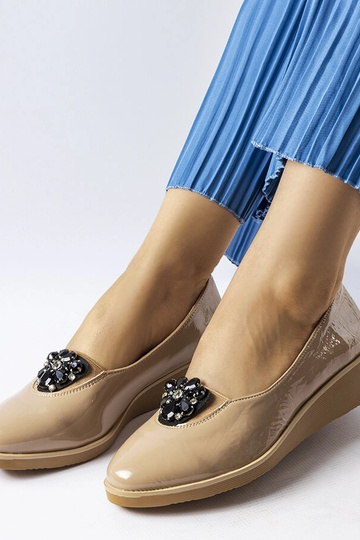 Beige Lack-Ballerinas mit Mellori-Verzierung