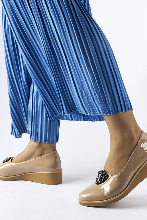 Beige Lack-Ballerinas mit... Beige Lack-Ballerinas mit...