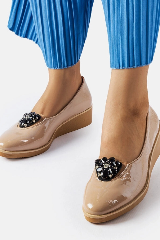 Beige Lack-Ballerinas mit... Beige Lack-Ballerinas mit...