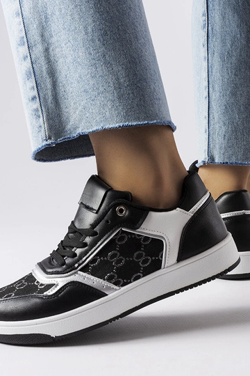 Schwarze Sneakers mit...