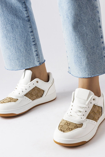 Weiße Sneakers verziert mit...