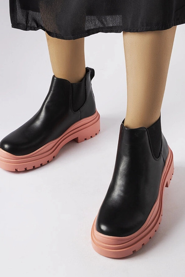 Schwarze Stiefeletten auf... 2