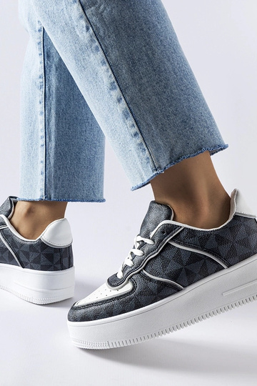 Schwarze Sneakers mit dem Sands-Monogramm verziert