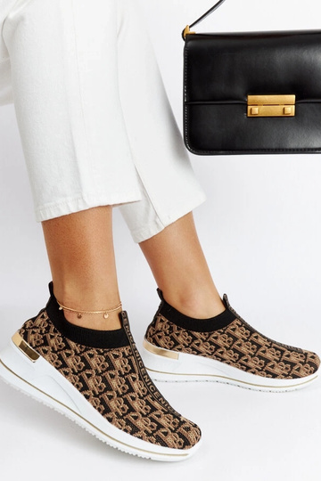 Schwarze und braune Slipper...