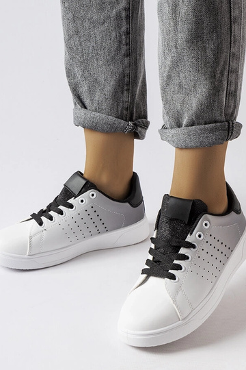 Sportliche Schuhe mit...