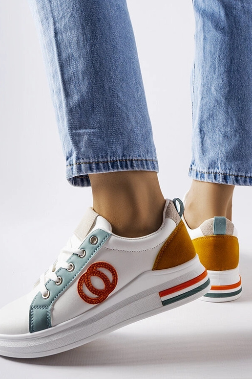 Weiße Sneaker mit bunten Einsätzen...