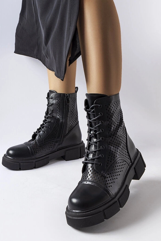 Schwarze durchbrochene Stiefeletten...