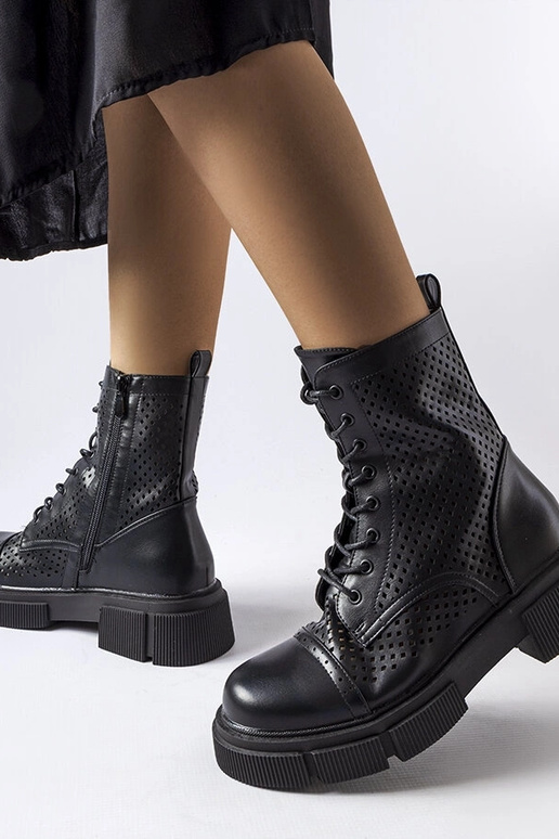 Schwarze durchbrochene Stiefeletten...