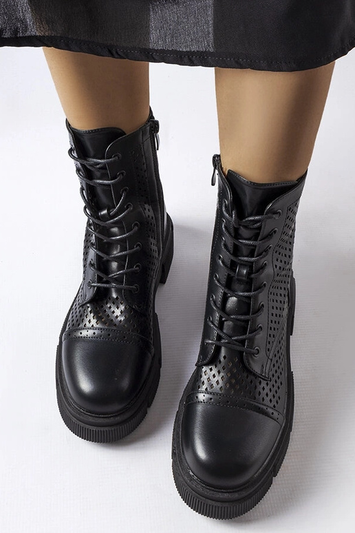 Schwarze durchbrochene Stiefeletten...