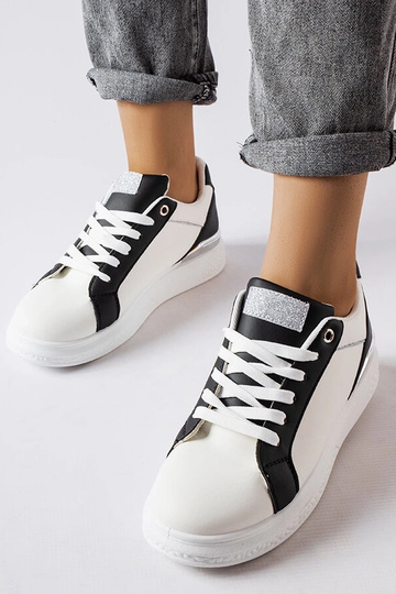 Schwarz-weiße Palais-Schuhe...