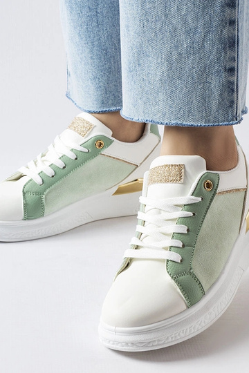 Weiße und grüne Schuhe mit...